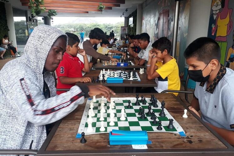 ecu-10-054-jfg-ecuador-schachspiel